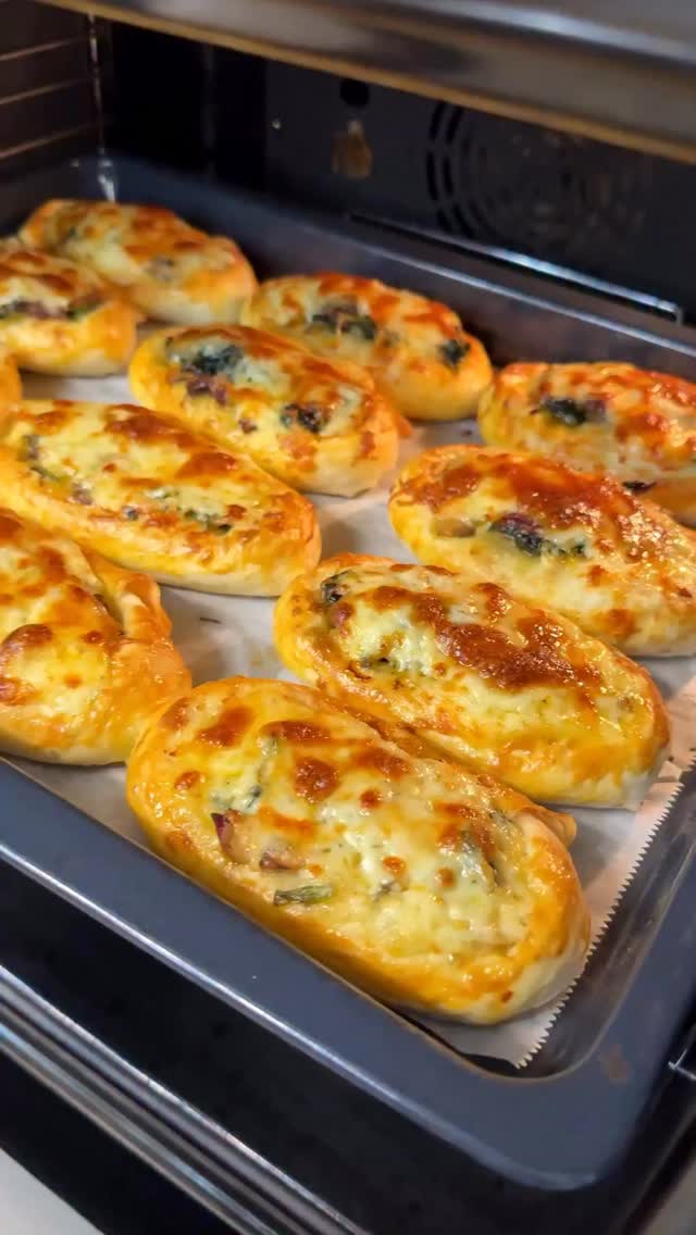 Beşamel Soslu Ispanaklı Pastırmalı Sandal Böreği