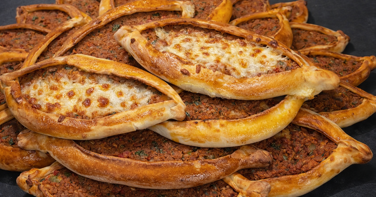 Pastane Usulü Kıymalı Pide Tarifi