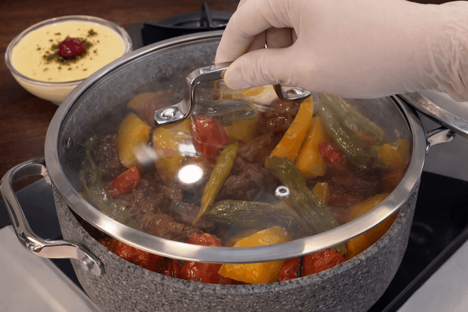 Tencerede Soslu Köfte Patates Dizmesi